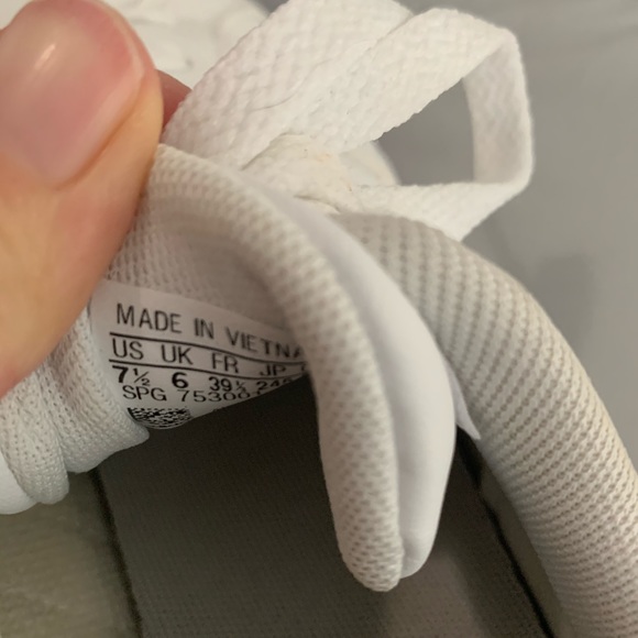 (SOLD) White Adidas sneakers 👟 - Picture 4 of 5